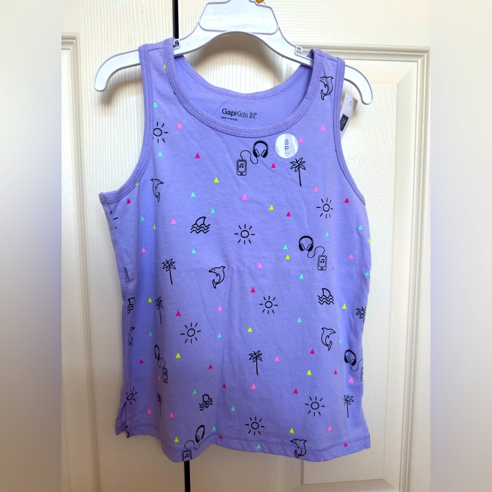 Brand new Gap top in kids size S (6-7)